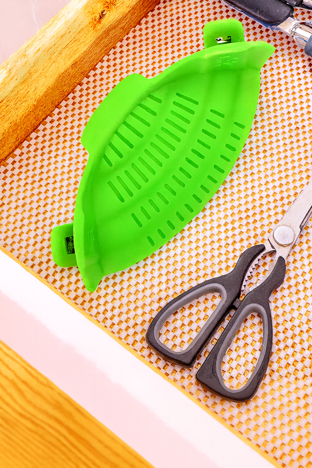 Clip N' Strain Colander